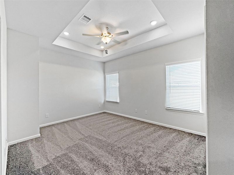 Spacious, unfurnished interior of a new home in Sierra Vista, Iowa Colony (Image 14).