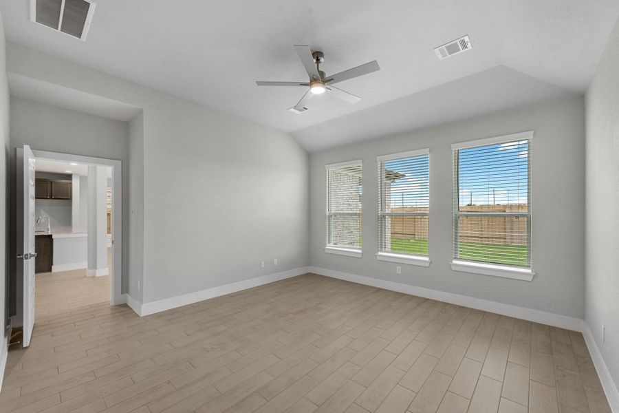 Spacious, unfurnished interior of a new home in Morton Creek Ranch, Katy (Image 16).