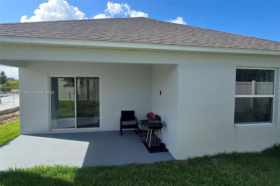 Exterior details and patio area of a home in Hammock Reserve, Haines City (Image 4).