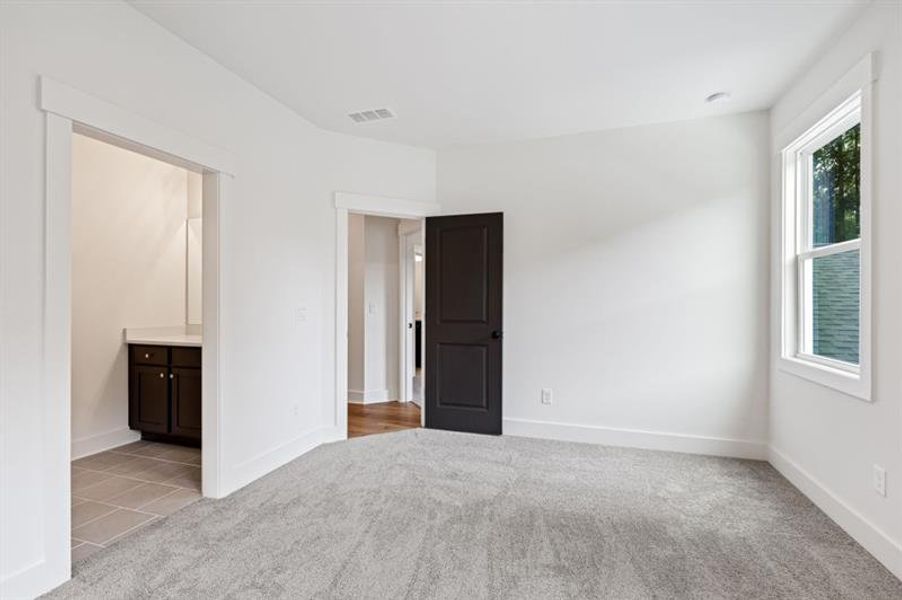 Spacious, unfurnished interior of a new home in White Post on Lake Lanier, Gainesville (Image 24).