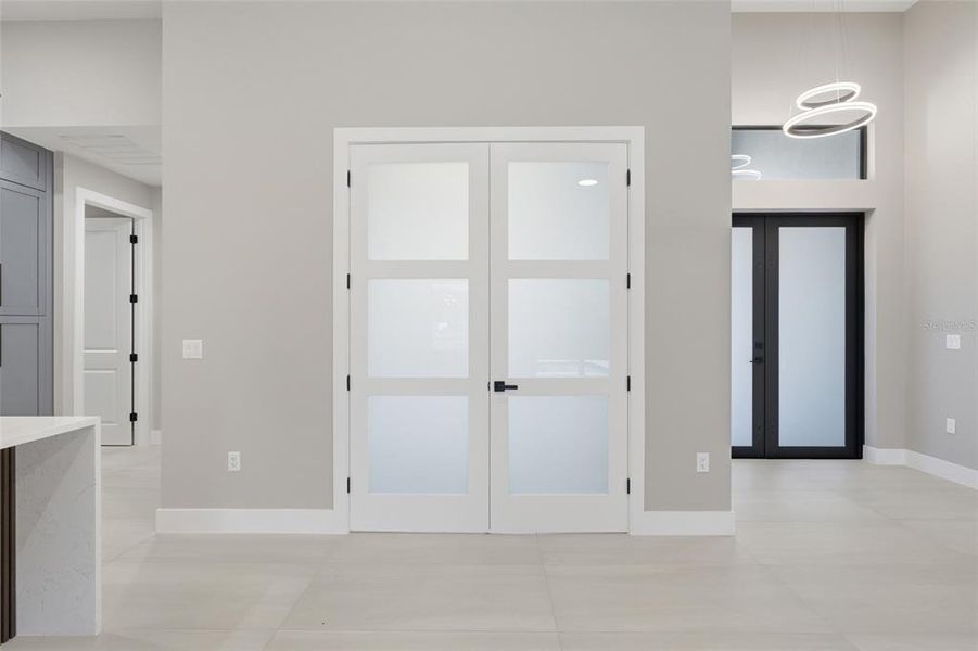 Spacious, unfurnished interior of a new home in , Cape Coral (Image 46).