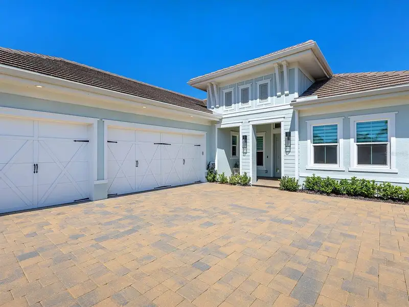 Exterior details and patio area of a home in , Lakewood Ranch (Image 30).