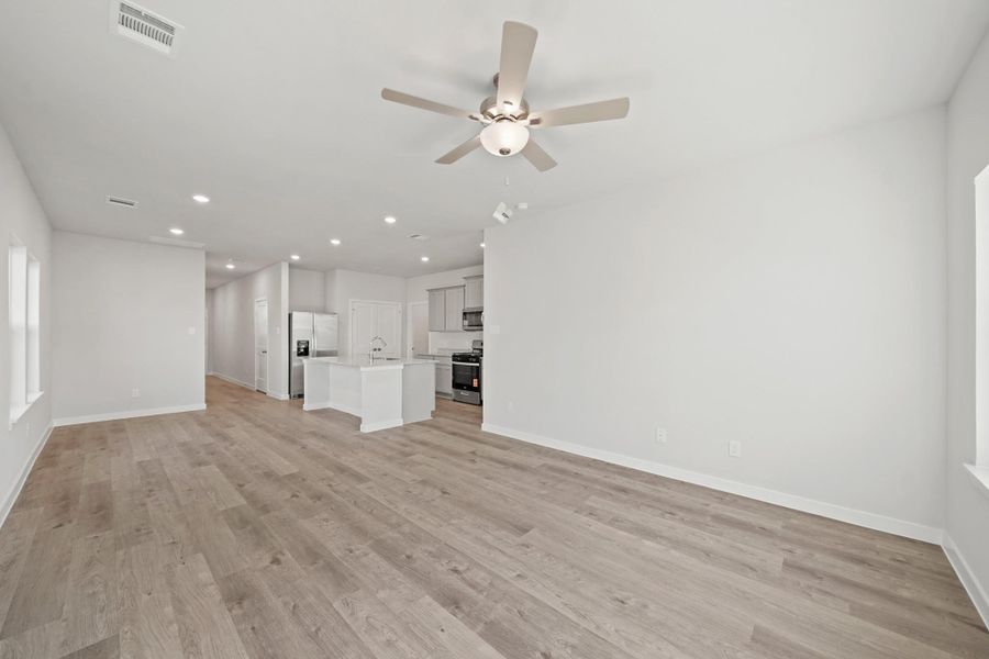 Spacious, unfurnished interior of a new home in Riverwood Ranch, Angleton (Image 19).