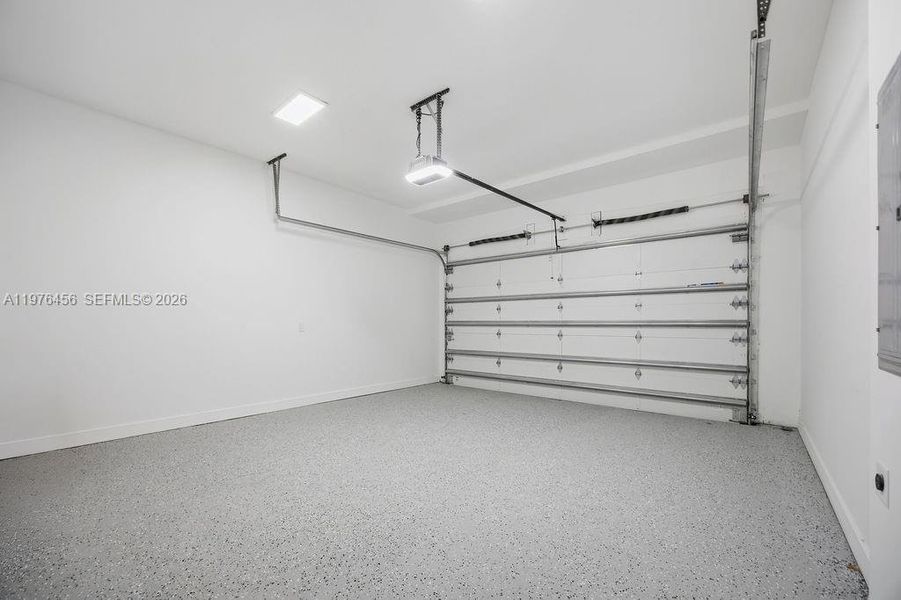 Spacious, unfurnished interior of a new home in , Fort Lauderdale (Image 24).