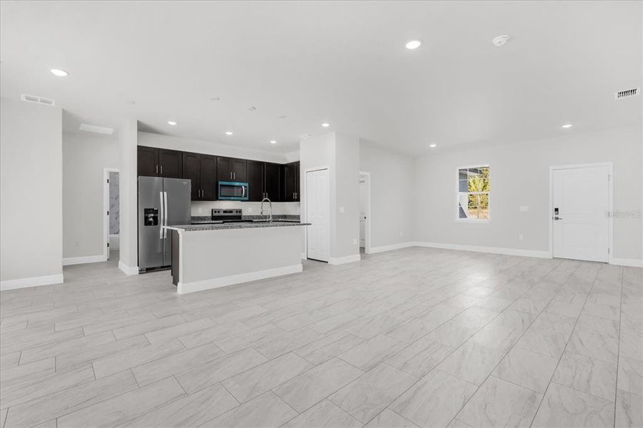 Spacious, unfurnished interior of a new home in , Citrus Springs (Image 17).