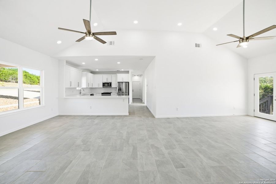 Spacious, unfurnished interior of a new home in , Lakehills (Image 28).