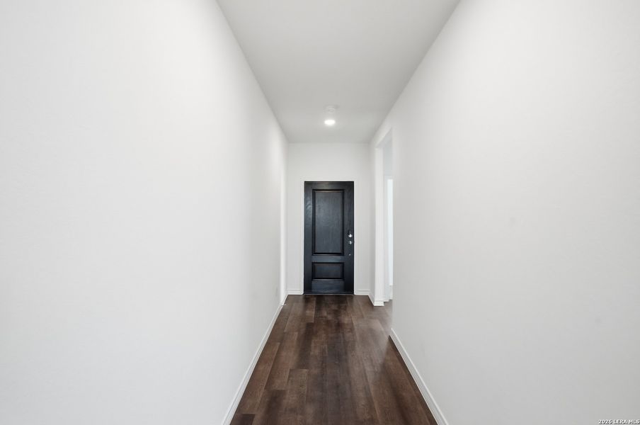 Spacious, unfurnished interior of a new home in Nopal Valley, San Antonio (Image 16).