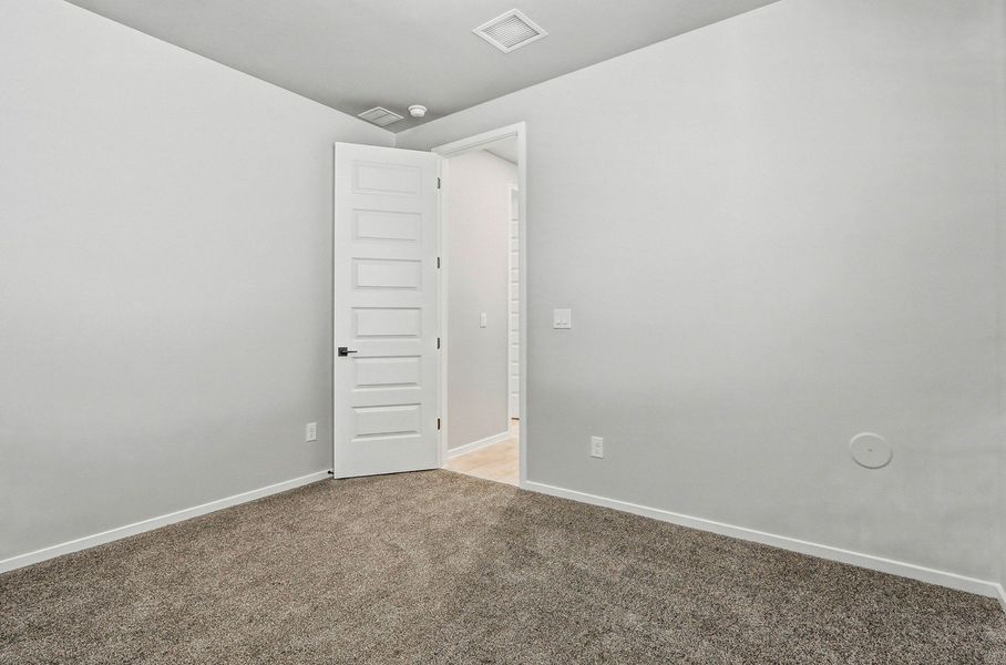 Spacious, unfurnished interior of a new home in Hillside Park, El Paso (Image 23).
