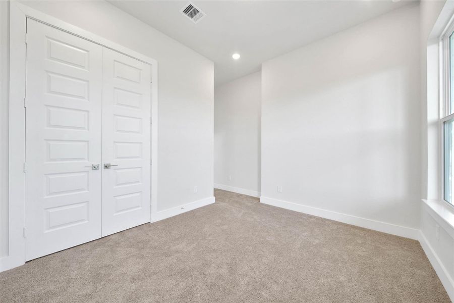 Spacious, unfurnished interior of a new home in Magnolia Bend, Rosharon (Image 32).