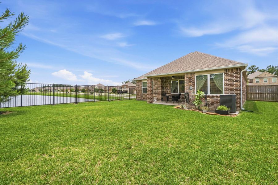 Exterior details and patio area of a home in Wedgewood Forest, Conroe (Image 23).