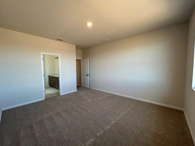 Spacious, unfurnished interior of a new home in Willow Springs, Buda (Image 25).