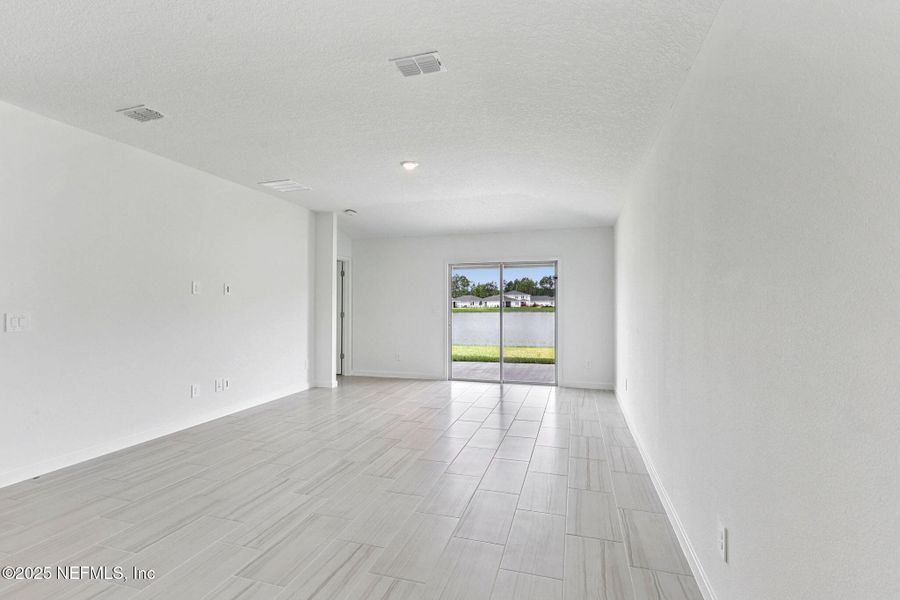 Spacious, unfurnished interior of a new home in Azalea Creek, Jacksonville (Image 19).