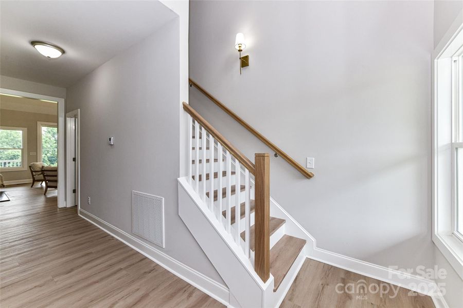 Staircase to upper level! Staircase to upper level!