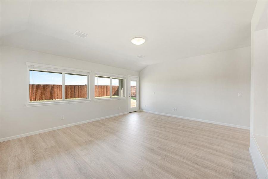 Spacious, unfurnished interior of a new home in Eagle Glen Elements, Alvarado (Image 23).