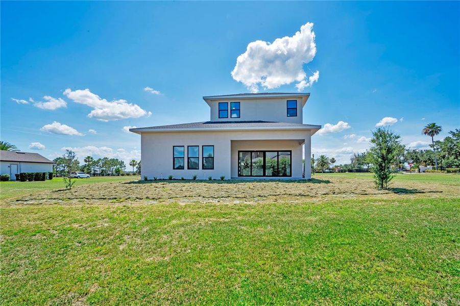 Exterior details and patio area of a home in , Lake Alfred (Image 4).
