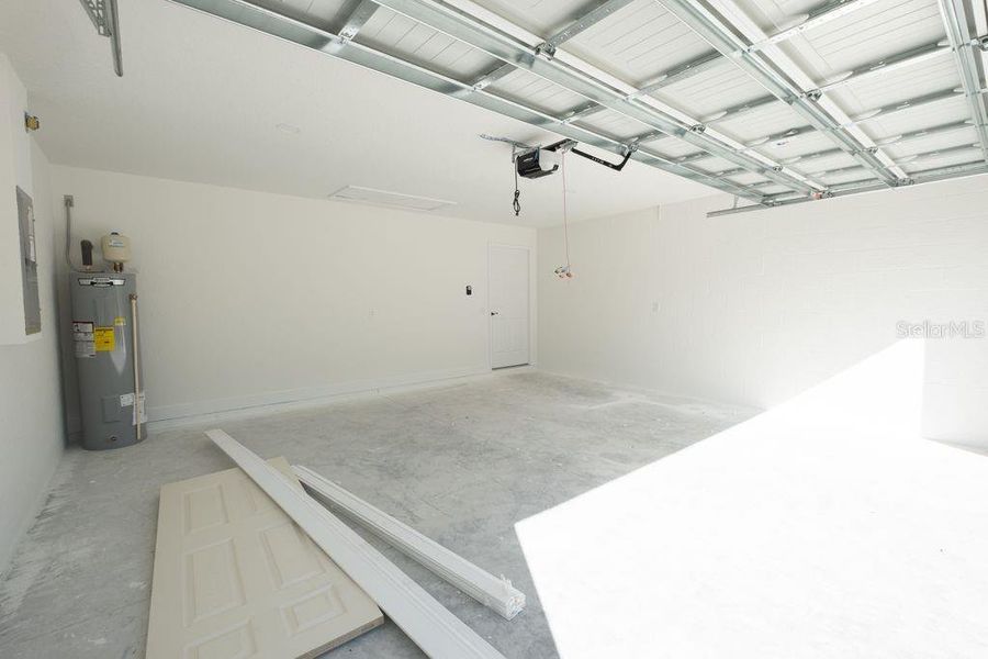 Spacious, unfurnished interior of a new home in , Citrus Springs (Image 39).