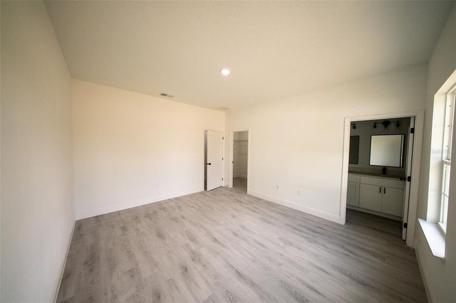 Spacious, unfurnished interior of a new home in , Ocala (Image 14).