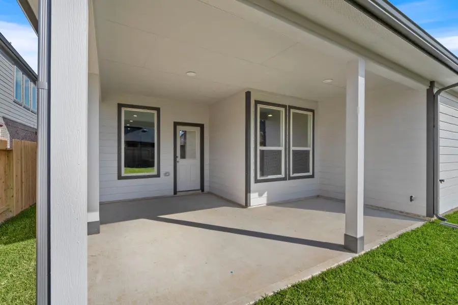 Exterior details and patio area of a home in Barton Creek Ranch, Conroe (Image 4).