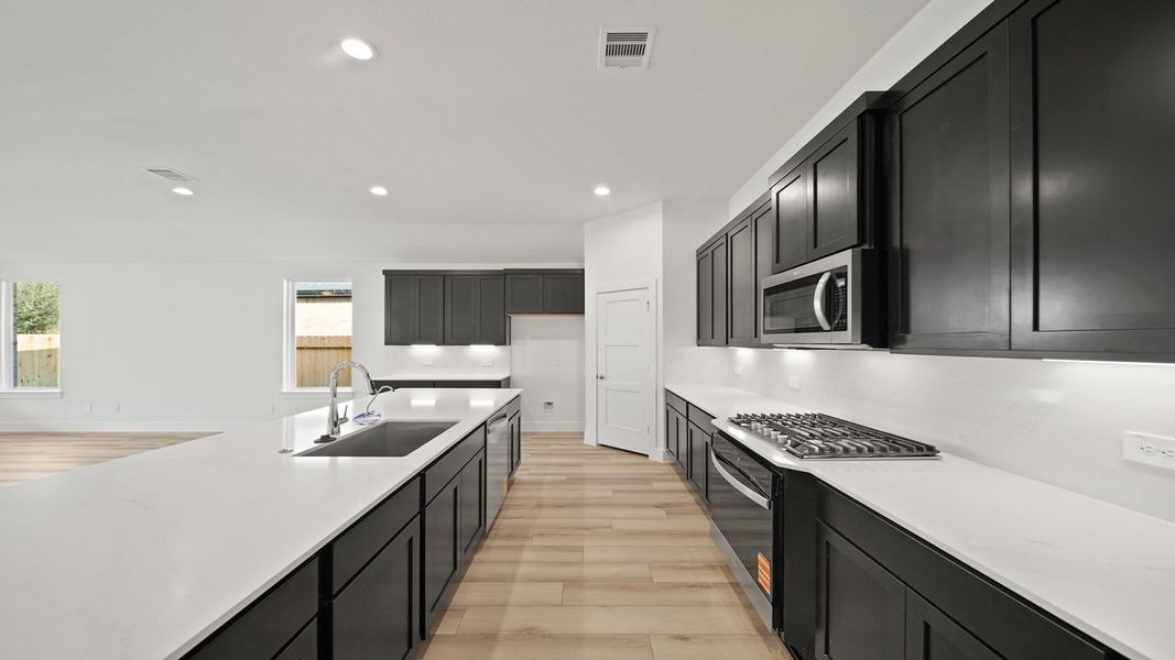 Furnished interior view inside a new home in Silverthorne, Conroe (Image 7).