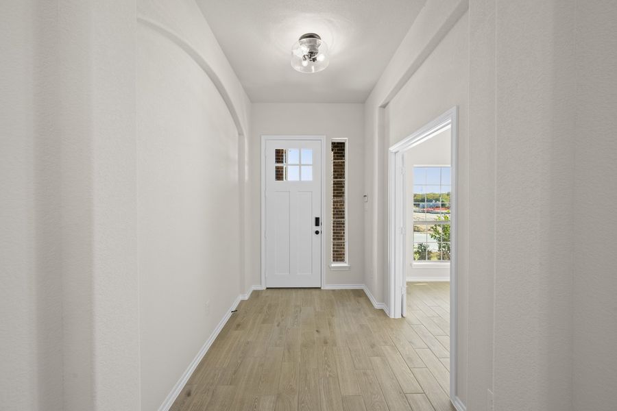 Spacious, unfurnished interior of a new home in Waterford Park, Weatherford (Image 29).