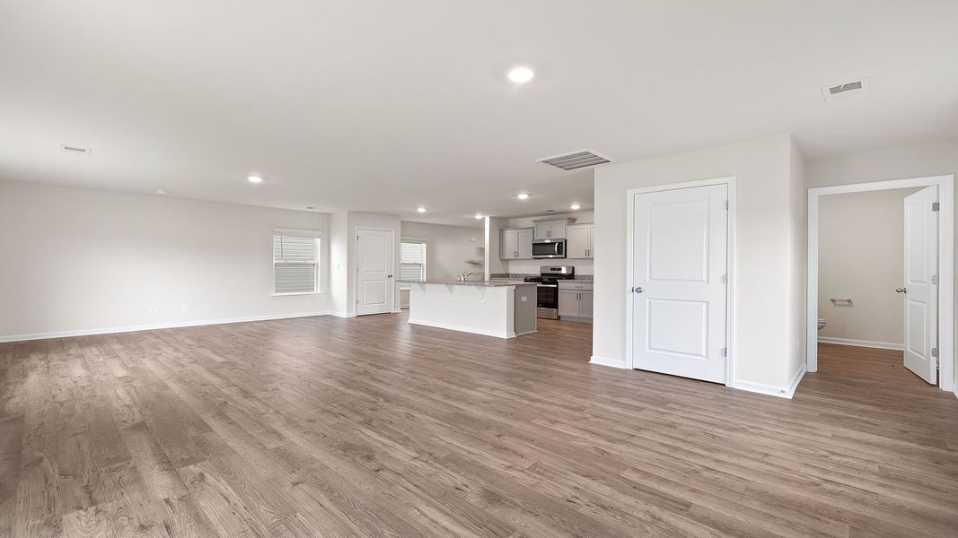 Spacious, unfurnished interior of a new home in Cloverdale Hills, Piedmont (Image 16).