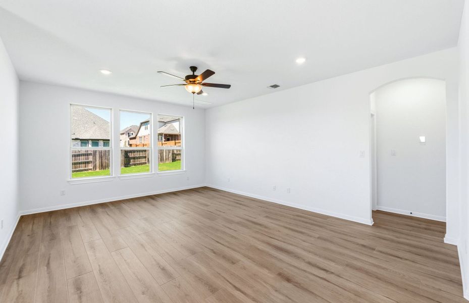 Spacious, unfurnished interior of a new home in Crescent Bluff, Georgetown (Image 48).