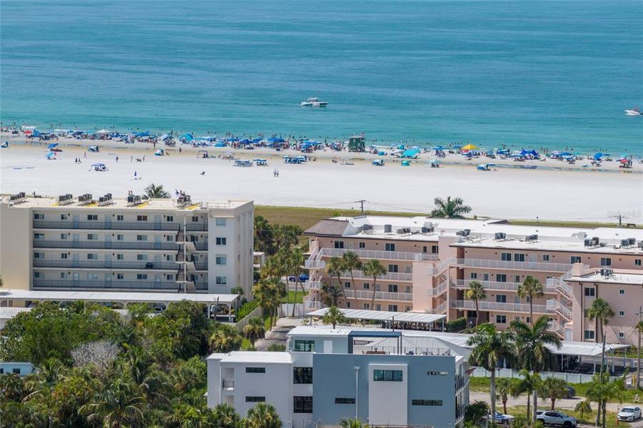 Condo located in Sarasota, FL showcasing its design and architecture (Image 3).