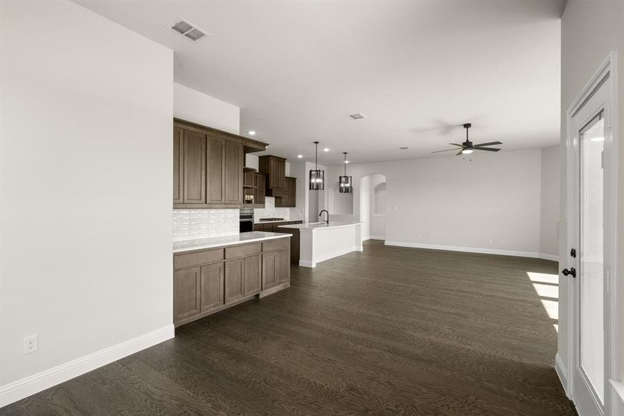 375 Paddle Boat- Dining-3 375 Paddle Boat- Dining-3