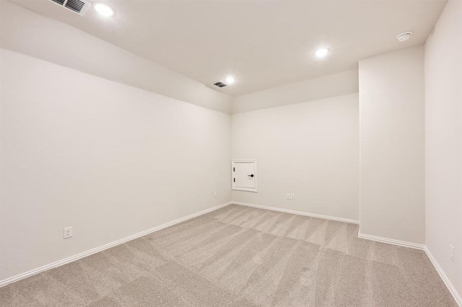 Spacious, unfurnished interior of a new home in The Retreat at North Grove 60, Waxahachie (Image 23).