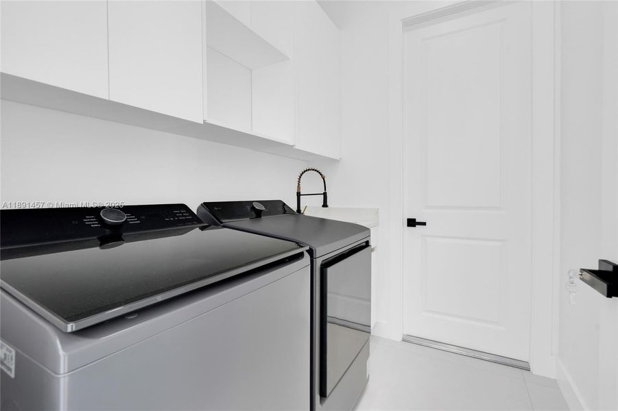 Close-up of interior finishes inside a home in , Lehigh Acres (Image 16). Close-up of interior finishes inside a home in , Lehigh Acres (Image 16).