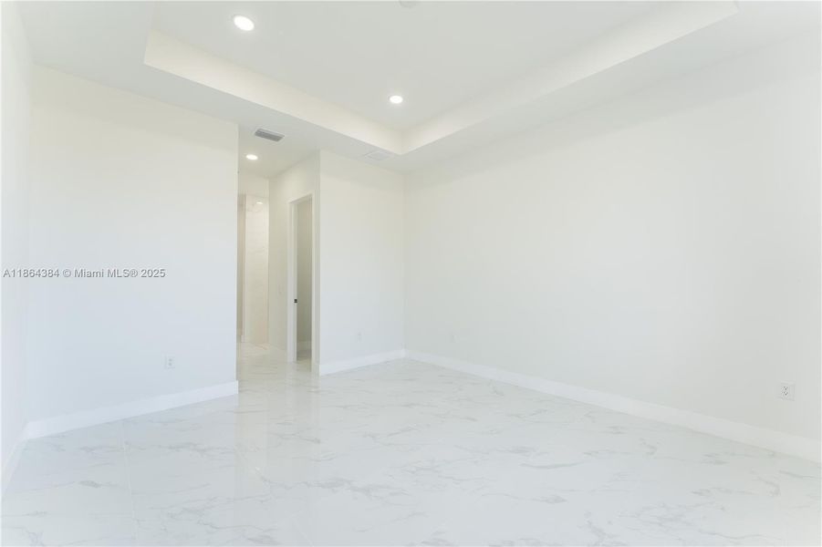 Spacious, unfurnished interior of a new home in , Cape Coral (Image 14).