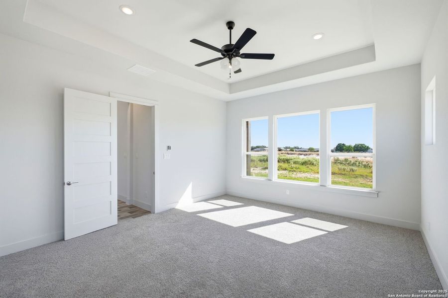 Spacious, unfurnished interior of a new home in Pradera Ridge, Floresville (Image 18).