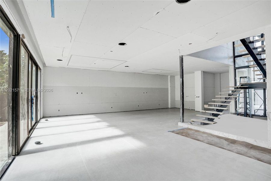 Spacious, unfurnished interior of a new home in , Fort Lauderdale (Image 4).