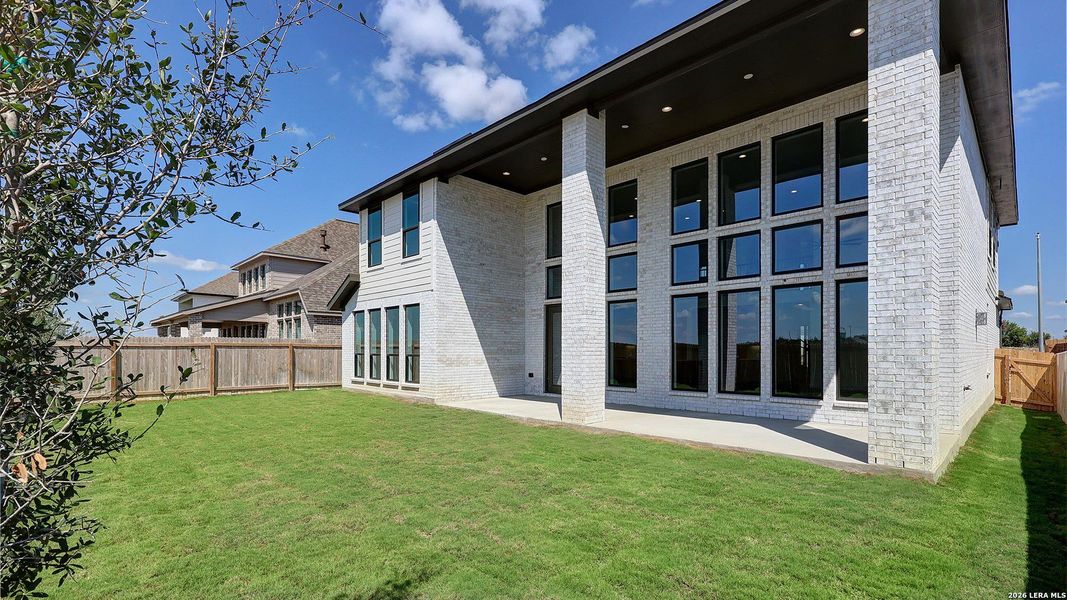 Exterior details and patio area of a home in Haby Hill, San Antonio (Image 3).