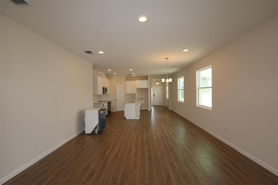 Spacious, unfurnished interior of a new home in Bay Lake Farms, St. Cloud (Image 7).