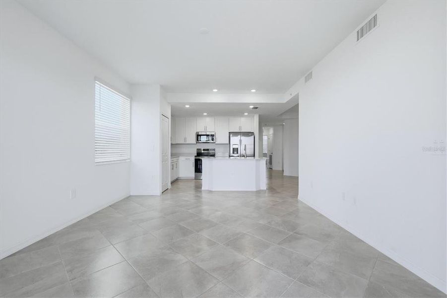 Spacious, unfurnished interior of a new home in , Bradenton (Image 17).