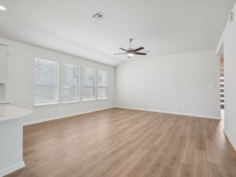 Spacious, unfurnished interior of a new home in Lark Canyon, New Braunfels (Image 18).