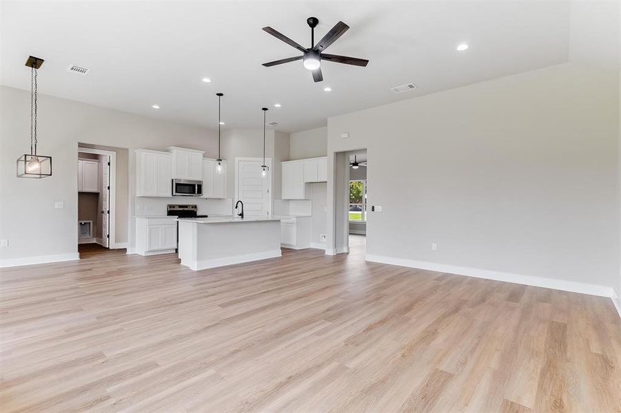 Spacious, unfurnished interior of a new home in , Marble Falls (Image 10).