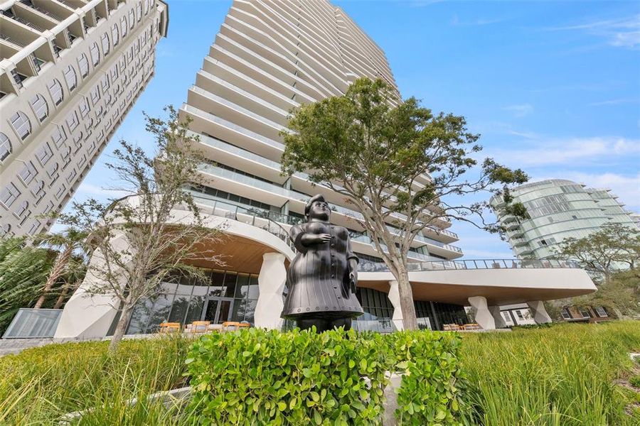 Condo located in Tampa, FL showcasing its design and architecture (Image 31).