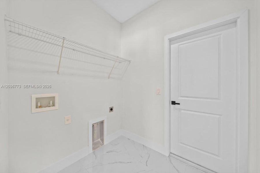Spacious, unfurnished interior of a new home in , Cape Coral (Image 17).