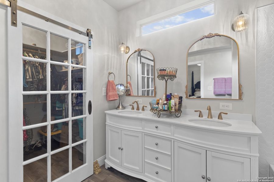 Furnished interior view inside a new home in , Bandera (Image 37).