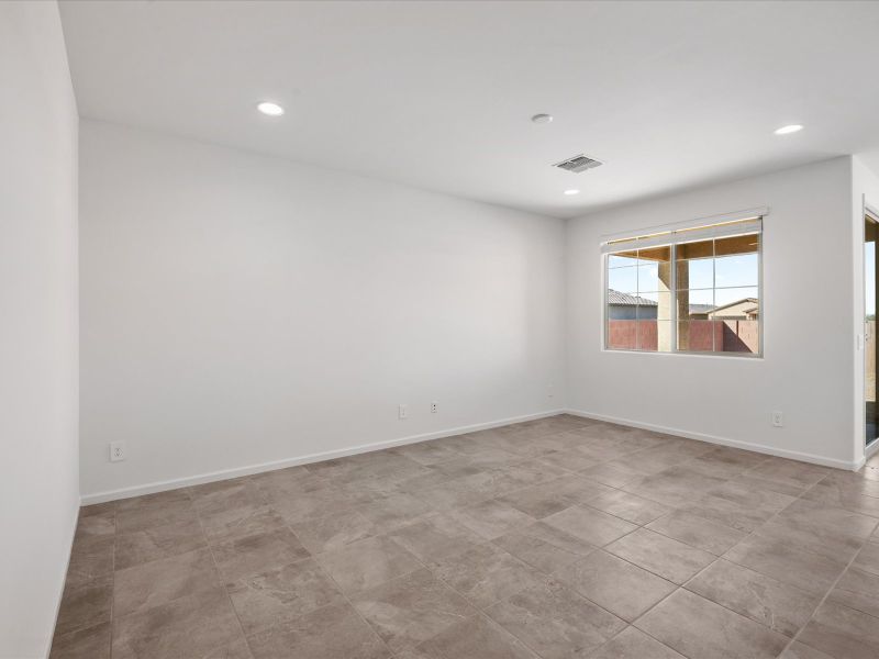 Spacious, unfurnished interior of a new home in Entrada Del Toro, Sahuarita (Image 8).