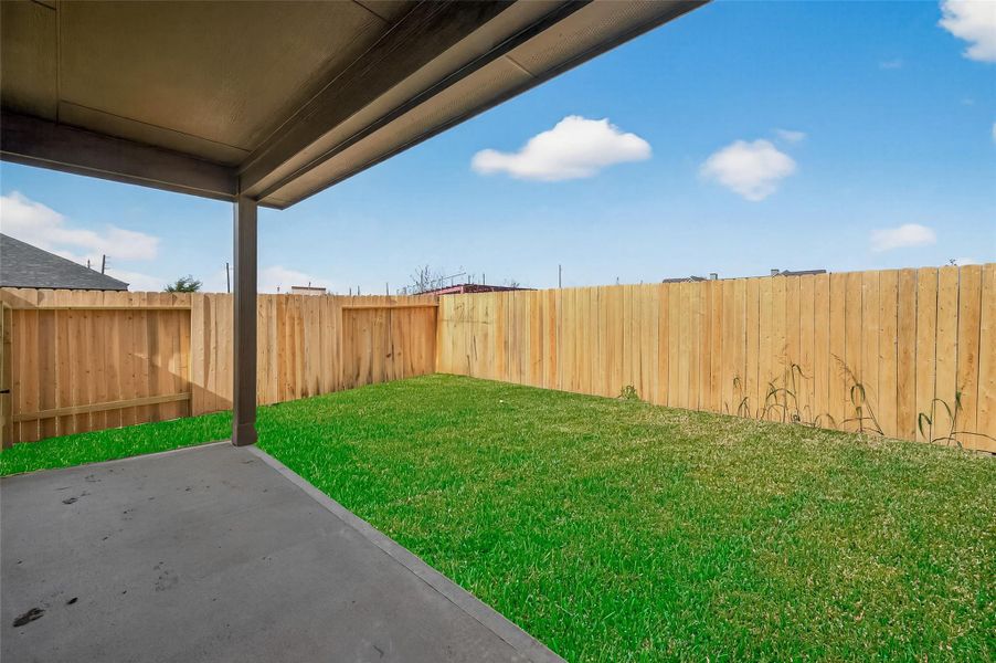 Exterior details and patio area of a home in Rollingbrook Estates, Baytown (Image 30).
