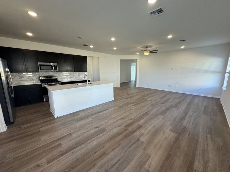 Spacious, unfurnished interior of a new home in Village at Three Oaks, Seguin (Image 11).