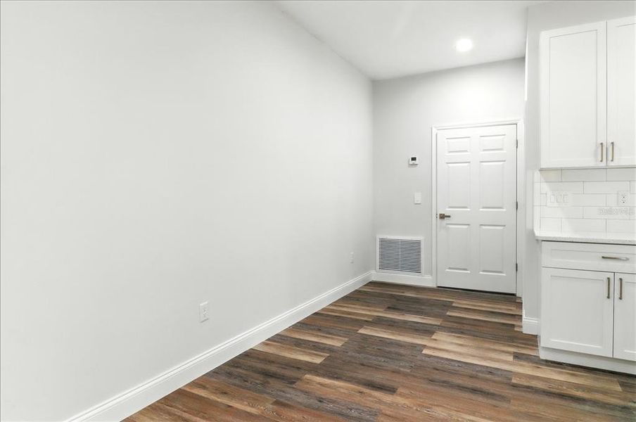 Spacious, unfurnished interior of a new home in , Citrus Springs (Image 31).