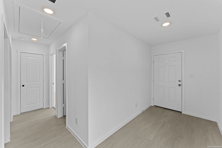 Spacious, unfurnished interior of a new home in Spring Grove, San Antonio (Image 18).