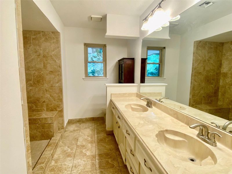 14216 - Secondary bathroom