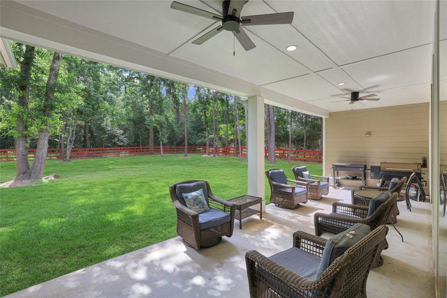 Exterior details and patio area of a home in Ridgelake Shores, Montgomery (Image 4).