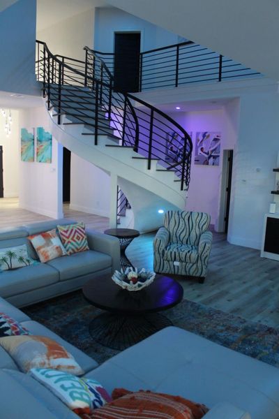 Set the lighting color with a touch from your smart phone