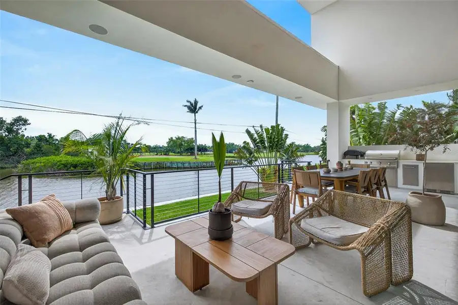 Exterior details and patio area of a home in , St. Petersburg (Image 33).